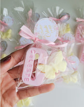 Cargar imagen en el visor de la galería, Jabones Iniciales XL + Figura Pequeña