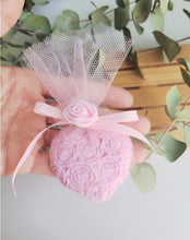 Cargar imagen en el visor de la galería, Jabón Corazón de rosas