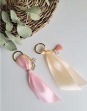 Cargar imagen en el visor de la galería, Llaveros cinta Saten