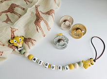 Cargar imagen en el visor de la galería, Chupetero Personalizado ( Modelo Simba )