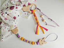 Cargar imagen en el visor de la galería, Chupeteros Personalizados Letras de madera