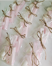 Cargar imagen en el visor de la galería, Jabones Iniciales XL + Figura Pequeña