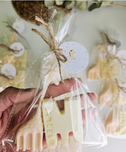 Cargar imagen en el visor de la galería, Jabones Iniciales XL + Figura Pequeña