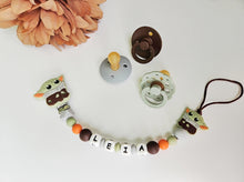 Cargar imagen en el visor de la galería, Chupetero Personalizado ( Modelo Yoda )