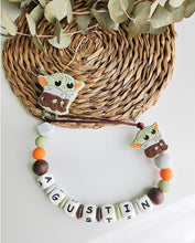 Cargar imagen en el visor de la galería, Chupetero Personalizado ( Modelo Yoda )