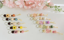 Cargar imagen en el visor de la galería, Llaveros Spring