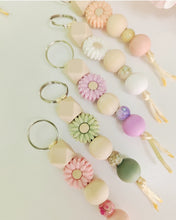 Cargar imagen en el visor de la galería, Llaveros Spring