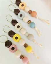 Cargar imagen en el visor de la galería, Llaveros Spring