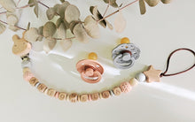 Cargar imagen en el visor de la galería, Chupeteros Personalizados Letras de madera