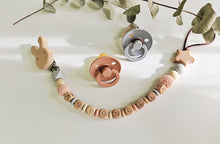 Cargar imagen en el visor de la galería, Chupeteros Personalizados Letras de madera