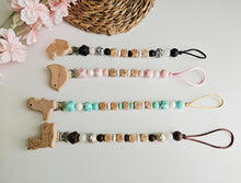 Cargar imagen en el visor de la galería, Chupetero Personalizado Letras de madera animal print