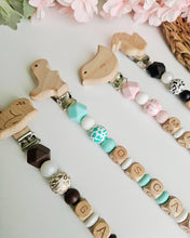 Cargar imagen en el visor de la galería, Chupetero Personalizado Letras de madera animal print