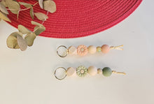 Cargar imagen en el visor de la galería, Llaveros Spring