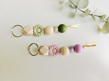 Cargar imagen en el visor de la galería, Llaveros Spring