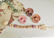 Cargar imagen en el visor de la galería, Chupeteros Personalizados Letras de madera