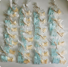 Cargar imagen en el visor de la galería, Jabones Iniciales XL + Figura Pequeña