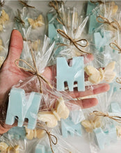 Cargar imagen en el visor de la galería, Jabones Iniciales XL + Figura Pequeña