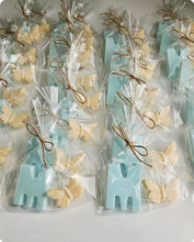 Cargar imagen en el visor de la galería, Jabones Iniciales XL + Figura Pequeña