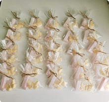 Cargar imagen en el visor de la galería, Jabones Iniciales XL + Figura Pequeña