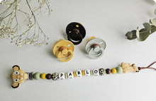 Cargar imagen en el visor de la galería, Chupetero Personalizado ( Modelo Simba )