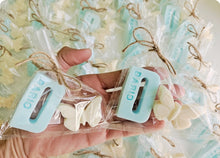 Cargar imagen en el visor de la galería, Jabones Iniciales XL + Figura Pequeña