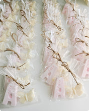 Cargar imagen en el visor de la galería, Jabones Iniciales XL + Figura Pequeña