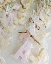 Cargar imagen en el visor de la galería, Jabones Iniciales XL + Figura Pequeña