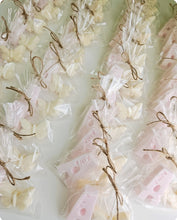 Cargar imagen en el visor de la galería, Jabones Iniciales XL + Figura Pequeña