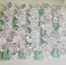 Cargar imagen en el visor de la galería, Jabones Iniciales XL + Figura Pequeña