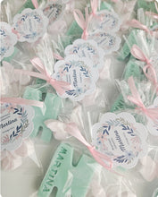 Cargar imagen en el visor de la galería, Jabones Iniciales XL + Figura Pequeña