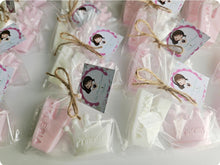 Cargar imagen en el visor de la galería, Jabones Iniciales XL + Figura Pequeña