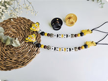 Cargar imagen en el visor de la galería, Chupetero Personalizado ( Modelo Simba )