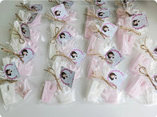 Cargar imagen en el visor de la galería, Jabones Iniciales XL + Figura Pequeña