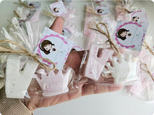 Cargar imagen en el visor de la galería, Jabones Iniciales XL + Figura Pequeña