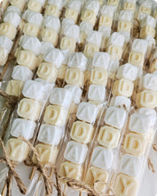 Cargar imagen en el visor de la galería, Jabones Personalizados Brocheta