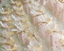 Cargar imagen en el visor de la galería, Jabones Iniciales XL + Figura Pequeña