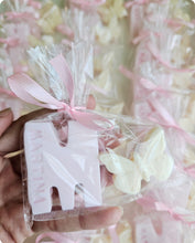 Cargar imagen en el visor de la galería, Jabones Iniciales XL + Figura Pequeña