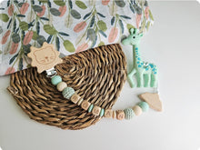 Cargar imagen en el visor de la galería, Chupeteros Personalizados Letras de madera