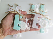 Cargar imagen en el visor de la galería, Jabones Iniciales XL + Figura Pequeña