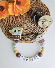 Cargar imagen en el visor de la galería, Chupetero Personalizado ( Modelo Yoda )