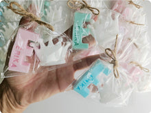 Cargar imagen en el visor de la galería, Jabones Iniciales XL + Figura Pequeña