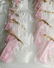 Cargar imagen en el visor de la galería, Jabones Iniciales XL + Figura Pequeña