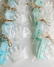 Cargar imagen en el visor de la galería, Jabones Iniciales XL + Figura Pequeña