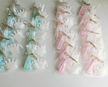 Cargar imagen en el visor de la galería, Jabones Iniciales XL + Figura Pequeña