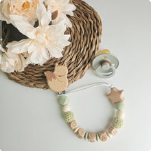 Cargar imagen en el visor de la galería, Chupeteros Personalizados Letras de madera