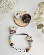 Cargar imagen en el visor de la galería, Chupetero Personalizado ( Modelo Yoda )