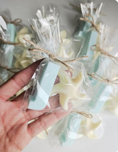 Cargar imagen en el visor de la galería, Jabones Iniciales XL + Figura Pequeña