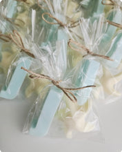 Cargar imagen en el visor de la galería, Jabones Iniciales XL + Figura Pequeña