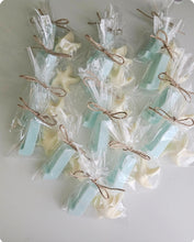 Cargar imagen en el visor de la galería, Jabones Iniciales XL + Figura Pequeña