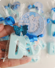 Cargar imagen en el visor de la galería, Jabones Iniciales XL + Figura Pequeña